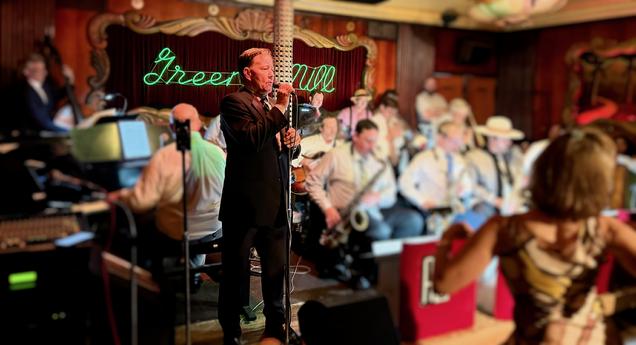 Chicago Sinatra tribute singer Frank Lamphere on stage at the Green Mill Cocktail Lounge